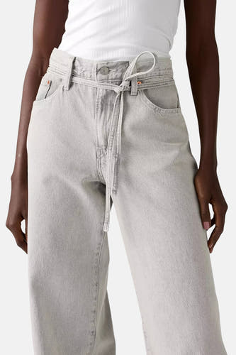 Jean droit en denim gris clair de Levi's®, avec ceinture élastiquée et poches.
