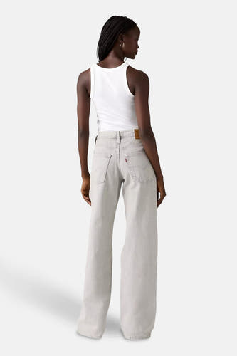 Straight jeans van lichtgrijs denim van Levi's®, gezien van achteren, gecombineerd met een wit hemdje.