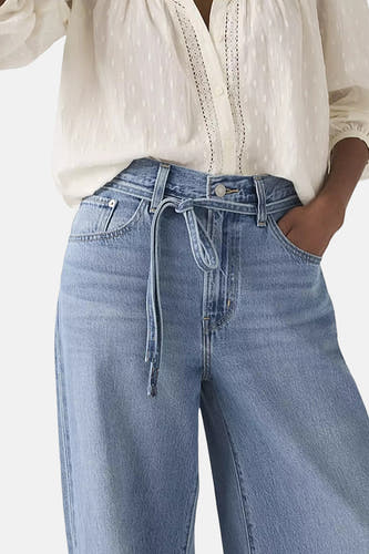 Middenblauwe denim straight jeans van Levi's®, met een geknoopte riem en zakken.
