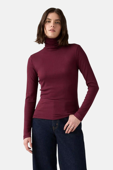 Veste à manches longues de couleur bordeaux de Levi's, avec structure en côtes, associée à un jean bleu marine.