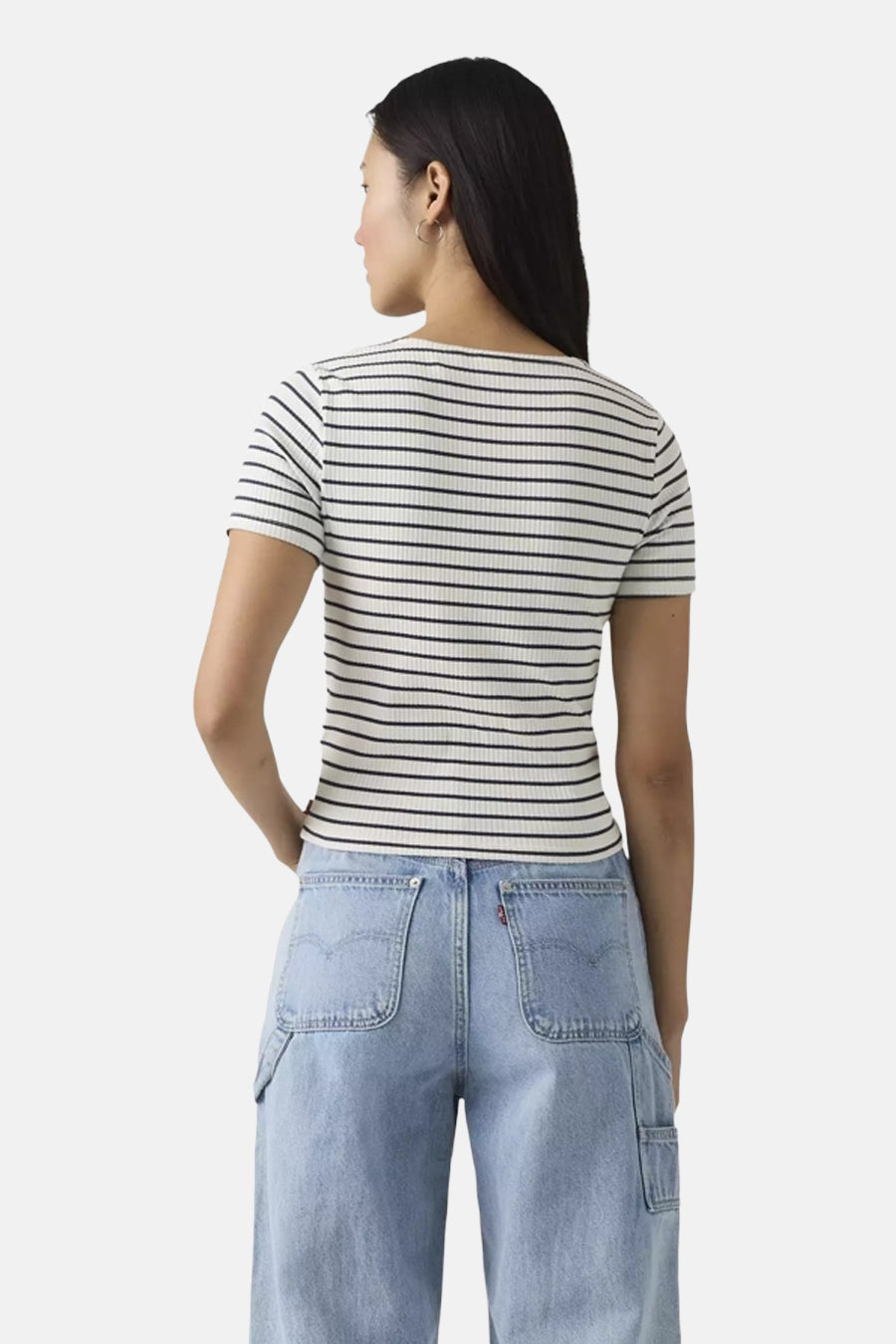 T-shirt rayé Levi's®, à manches courtes et col rond, porté avec un jean bleu.