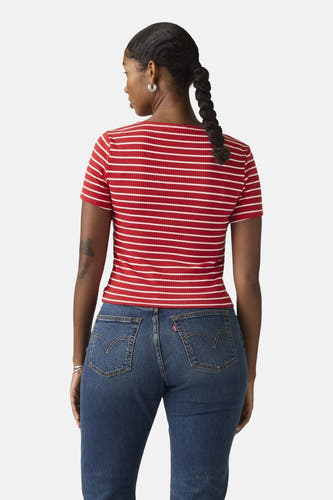 Rode gestreepte korte mouwen t-shirt van Levi's®, rugzijde, met witte horizontale strepen en ribbelstructuur, gedragen met donkerblauwe jeans.