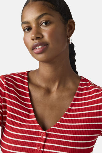 Rode gestreepte korte mouwen T-shirt van Levi's® met V-hals en knopen, ribbeltextuur, close-up vooraanzicht