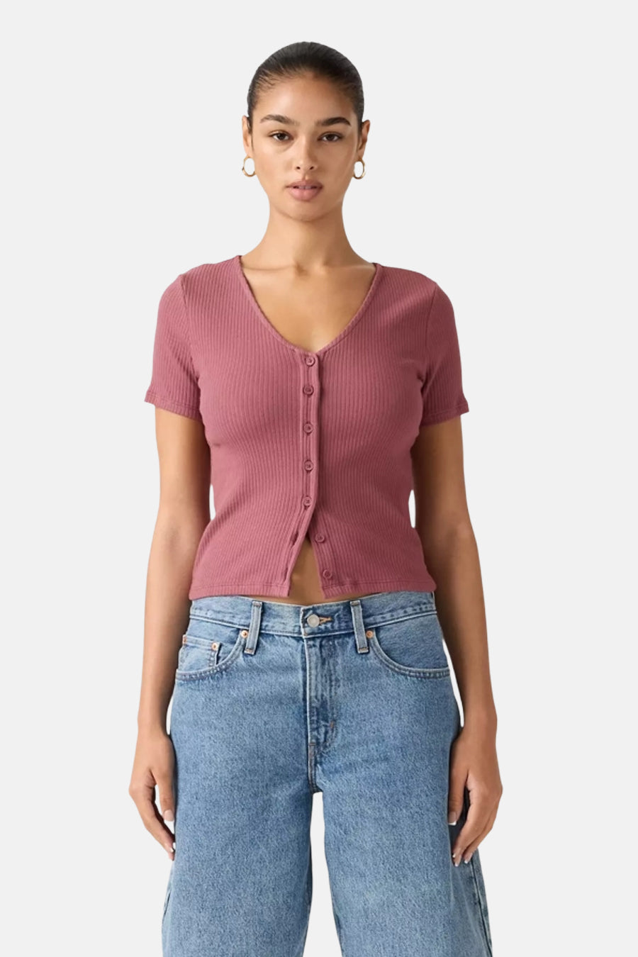 Bordeaux ribbel t-shirt met korte mouwen van Levi's, voorzien van knopen en V-hals, gedragen met blauwe jeans, front view