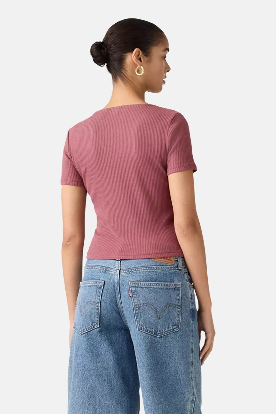 Bordeaux ribbel t-shirt met korte mouwen van Levi's, achterzijde, strak model, gecombineerd met blauwe jeans