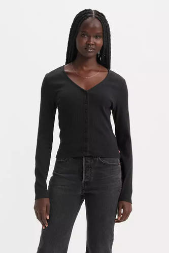 T-shirt noir à manches longues de Levi's, avec fermeture à boutons devant et porté avec un jeans foncé.