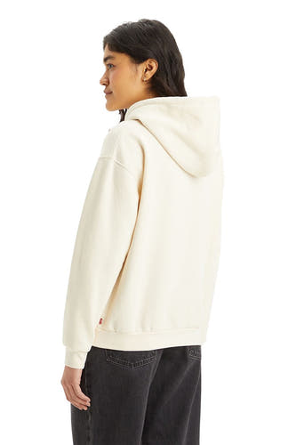 Gilet beige avec capuche de Levi's, vu de côté, avec des jeans foncés.