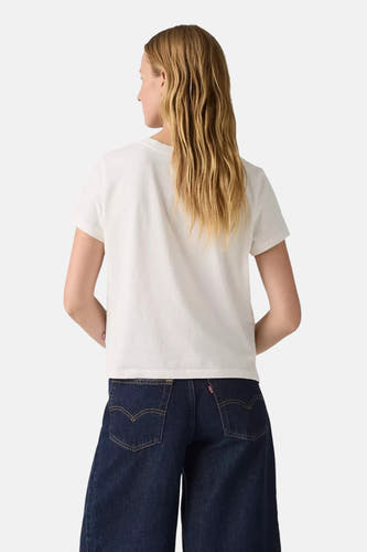 T-shirt blanc à manches courtes de Levi's, avec des jeans foncés et le dos visible.
