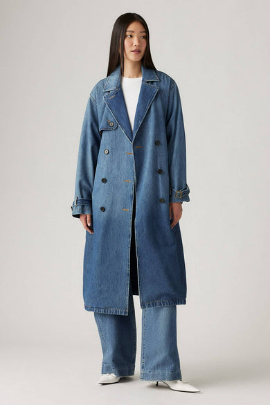 Trench-coat en denim bleu marine de Levi's® avec double rangée de boutons, détails de ceinture et coupe droite, porté avec un top blanc et un jean.