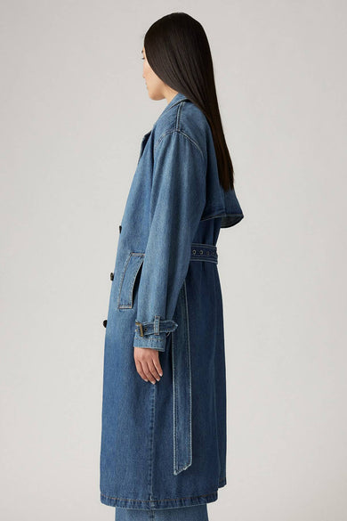 Trench-coat en denim bleu foncé Levi's® avec ceinture, poches et boutons, profil latéral du modèle