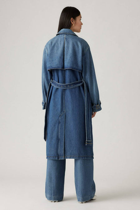 Trench-coat en denim bleu foncé Levi's®, dos avec ceinture et poches, modèle portant un jean assorti