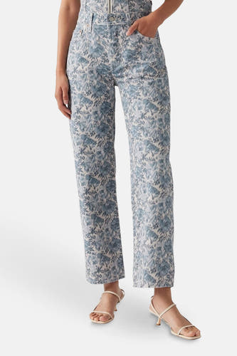 Jean droit multicolore de Levi's, avec motif floral et sandales habillées, en vue latérale.