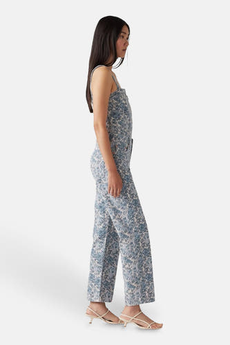 Jeans straight multicolor van Levi's, met bloemenmotief en geklede sandalen, in zijaanzicht.
