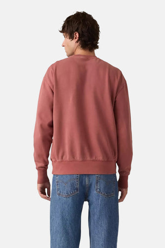 Roze sweater met ronde hals van Levi's, gezien van achteren, gecombineerd met een blauwe jeans.