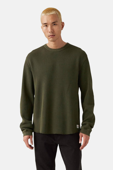 T-shirt vert de manches longues de Levi's, avec une structure en côtes grossières et un bord brut.