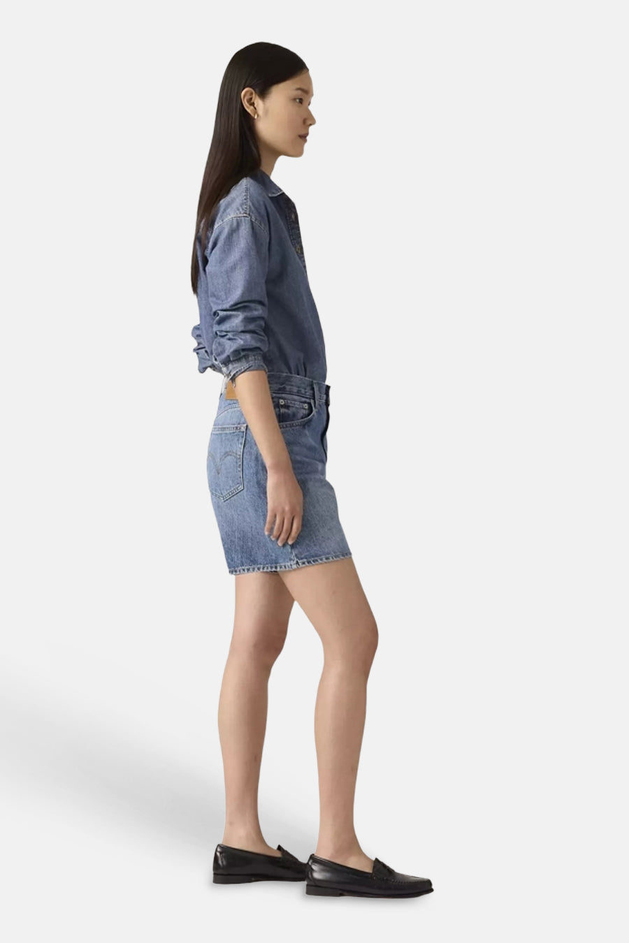 Short/jupe en jean bleu de Levi's® de profil, portée par une femme.