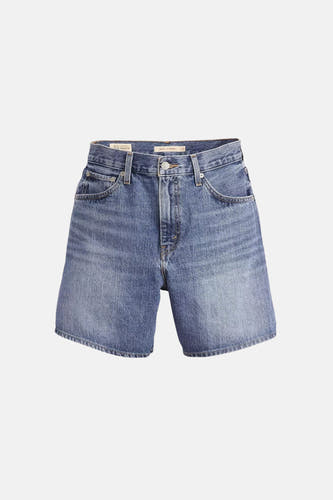 Short en jean bleu moyen de Levi's® avec fermeture à bouton et à glissière, poches avant et passants de ceinture, posé à plat.