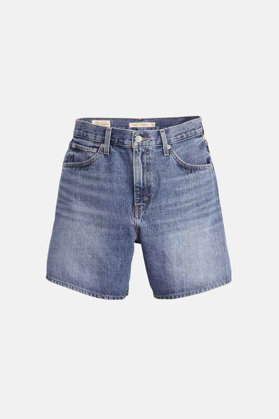Short en jean bleu moyen de Levi's® avec fermeture à bouton et à glissière, poches avant et passants de ceinture, posé à plat.