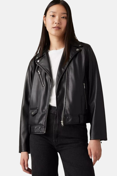 Veste courte noire de Levi's, avec des fermetures éclair argentées et portée sur un T-shirt blanc et un jean noir.