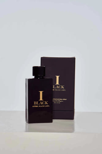 Parfum noir d'Astrid Black Label, avec l'emballage en arrière-plan.