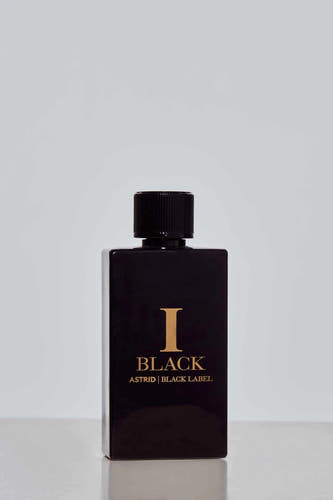 Parfum noir d'Astrid Black Label dans un flacon carré avec des accents dorés.