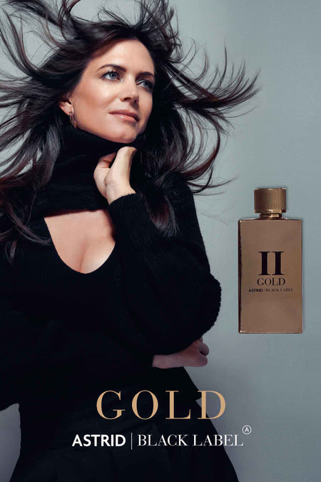 Parfum d'or d'Astrid Black Label, avec une femme en arrière-plan portant un pull noir.