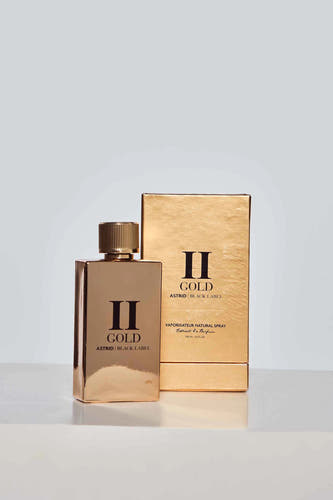 Parfum d'or d'Astrid Black Label avec emballage coordonné, brillant et élégamment présenté.