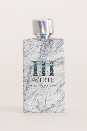 Parfum blanc d'Astrid Black Label, avec un motif marbré et des détails argentés.