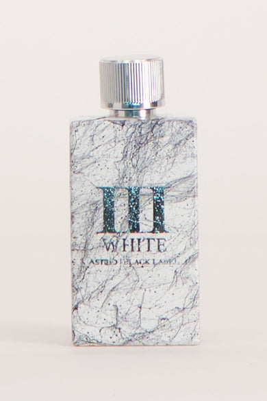 Parfum blanc d'Astrid Black Label, avec un motif marbré et des détails argentés.