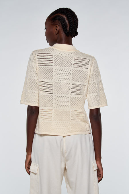 Gilet tricoté écru avec motifs géométriques ajourés d'Astrid Black Label, vue de dos, manches courtes, style décontracté