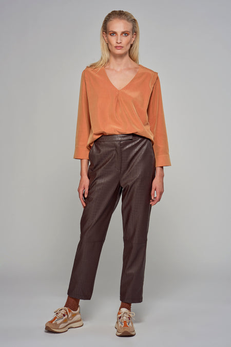 Blouse orange à manches trois-quarts d'Astrid Black Label, de couleur unie et avec un col V.