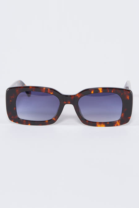 Lunettes de soleil brunes d'Astrid Black Label, avec un motif tortue et des verres rectangulaires à gradient de couleur.