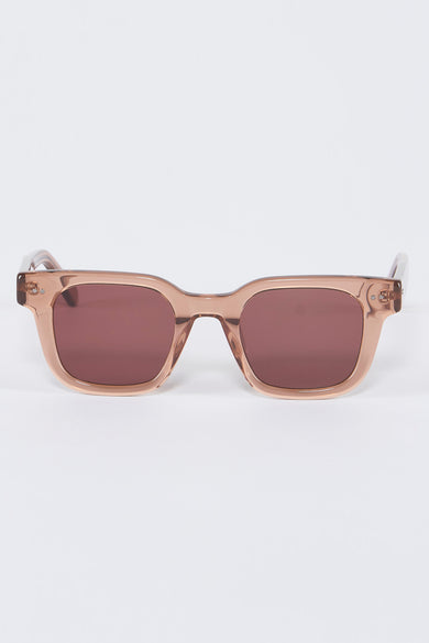 Lunettes de soleil taupe d'Astrid Black Label, avec un cadre rectangulaire et des verres sombres.