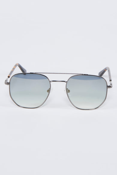 Lunettes de soleil grises d'Astrid Black Label, avec un cadre métallique et une impression de tortue brune sur les branches.
