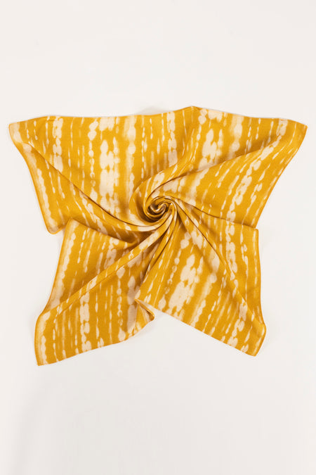 Châle d'été jaune Astrid Black Label avec un centre tourné et un motif batik.