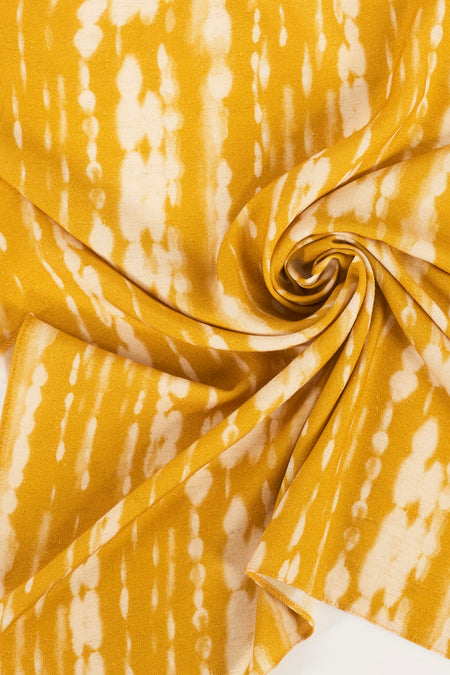 Chapeau d'été jaune Astrid Black Label avec un motif de points imprimés, drapé en spirale.