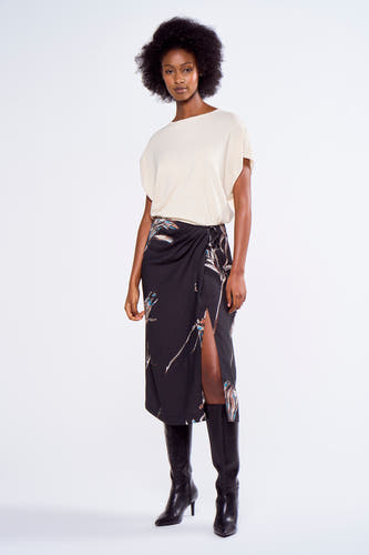 Jupe multicolore d'Astrid Black Label, avec un modèle plissé, fendue et imprimée de fleurs.