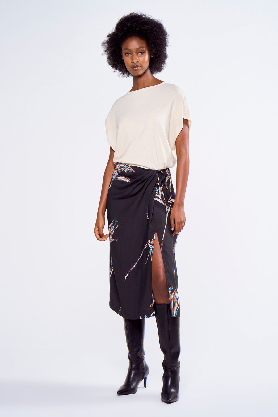 Jupe multicolore d'Astrid Black Label, avec un modèle plissé, fendue et imprimée de fleurs.