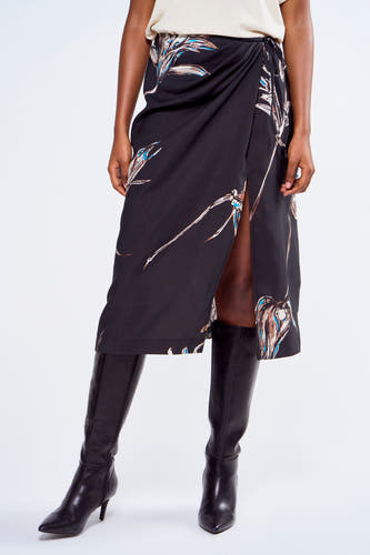 Robe multicolore d'Astrid Black Label avec imprimé de fleurs et bottes noires en cuir hauts.
