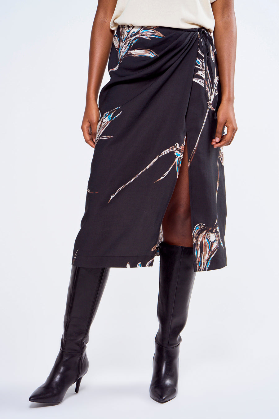 Robe multicolore d'Astrid Black Label avec imprimé de fleurs et bottes noires en cuir hauts.