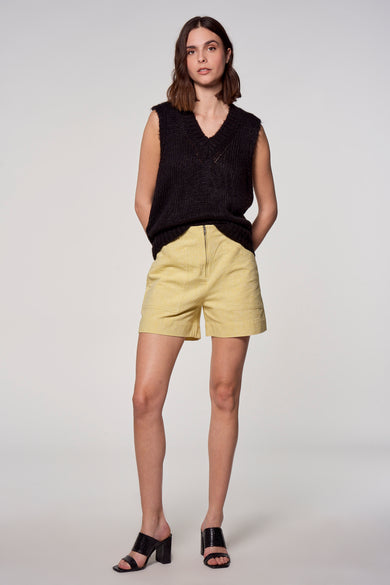 Short Astrid Black Label de Astrid, taille taille taille etche fer visible, combiné avec une top noire et des talons.