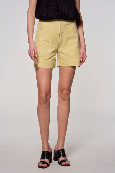 Short Astrid Black Label de Astr po po et des fer fer,,, combiné avec top top noir et des bottes.