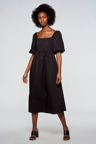 Robe noire à manches courtes d'Astrid Black Label, avec des poignets et une encolure carrée.