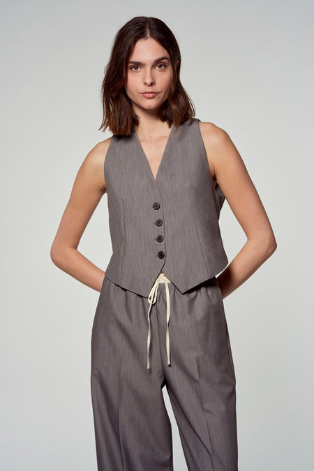 Blazer gris d'Astrid Black Label, porté avec un pantalon coordonné à ceord sur une modèle.