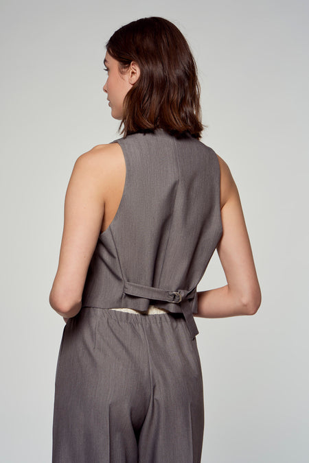Gilet gris d'Astrid Black Label, vu de l'arrière avec une ce ajustable sur le dos.