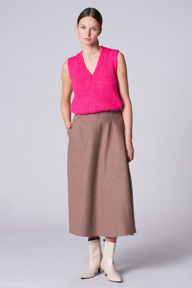 T-shirt rose Astrid Black Label, avec un col V et une texture tricotée, associé à une jupe brune et des bottines beige.