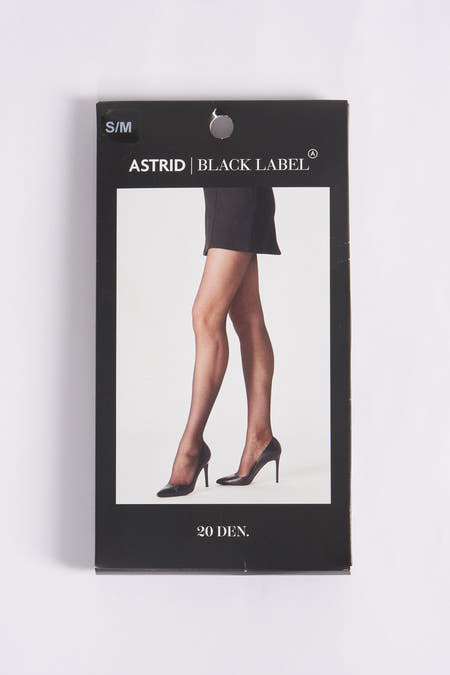 Pantys noirs d'Astrid Black Label, présentés dans un emballage avec une image de jambes en bottines noires.