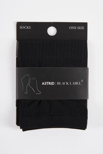 Chaussettes noires d'Astrid Black Label, vue rapprochée avec un motif de texture sur un fond blanc.