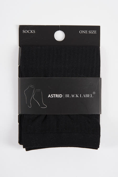 Chaussettes noires d'Astrid Black Label, vue rapprochée avec un motif de texture sur un fond blanc.