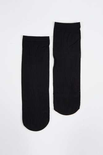 Chaussettes noires d'Astrid Black Label, avec une fine texture côtelée, posées sur un fond blanc.